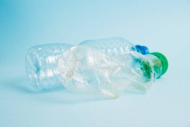 Kağıt arka plandaki içeceklerden plastik şişeler. Toprak günü kavramı, sıfır atık ve plastik geri dönüşümü