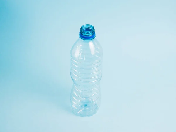 Frasco Plástico Transparente Sobre Fundo Azul Conceito Dia Terra Zero — Fotografia de Stock