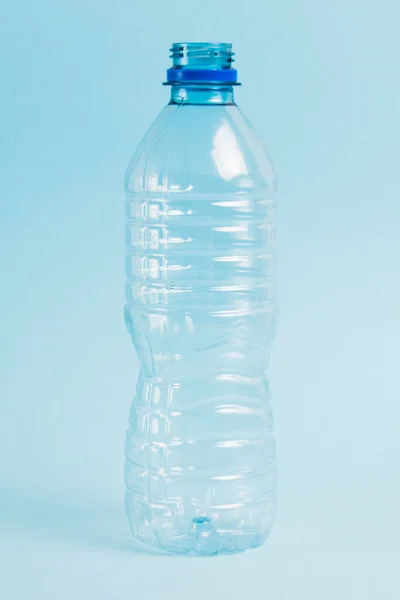 Διαφανές Πλαστικό Μπουκάλι Στο Μπλε Φόντο Έννοια Της Ημέρας Της — Φωτογραφία Αρχείου