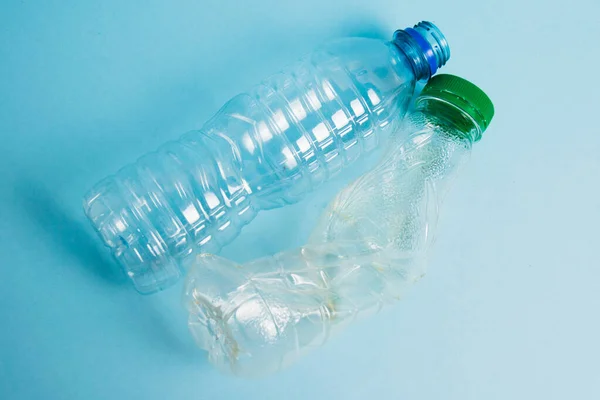 塑料瓶的饮料在纸的背景 地球日 零废物及塑胶循环再用的概念 — 图库照片