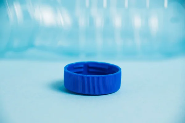 Tapa Plástico Macro Botella Azul Sobre Fondo Papel Concepto Día —  Fotos de Stock