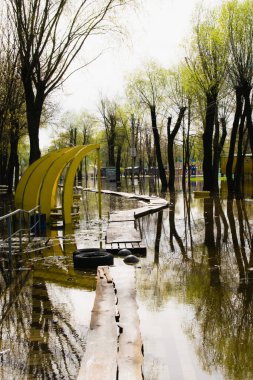 Ukrayna, Chernihiv, 18 Nisan 2023: Ukrayna 'da bahar seli, nehirler kıyılarından taşar. Desna Nehri 'ndeki Chernihiv' de su baskını