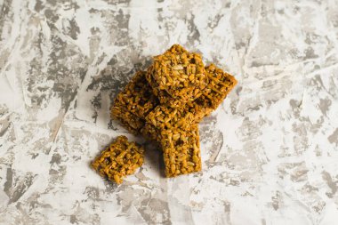 Gozinak ve Gürcü tatlıları açık gri arka planda.