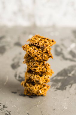 Gozinaklar, Gürcistan tatlıları açık gri beton arka planda.