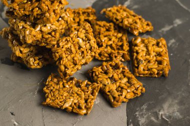 Gozinaklar, Gürcistan tatlıları açık gri beton arka planda.