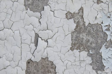 Arka plan, çatlamış beyaz boyalı gri duvar.