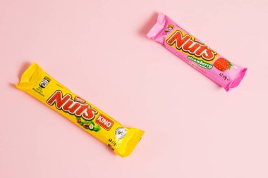 Ukrayna, Chernihiv, 26 Nisan 2023: Pembe arka planda çikolata paketleri.