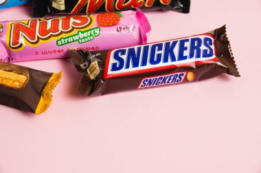 Ukrayna, Chernihiv, 26 Nisan 2023: Snickers barı yakın plan, pembe kağıtta çikolatalar.