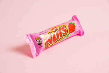 Ukrayna, Chernihiv, 26 Nisan 2023: Pembe arka planda çilekli çikolata.