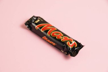 Ukrayna, Chernihiv, 26 Nisan 2023: Pembe arka planda Mars çikolatası.