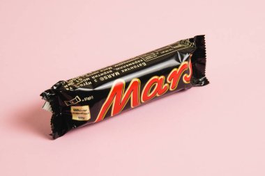 Ukrayna, Chernihiv, 26 Nisan 2023: Pembe arka planda Mars çikolatası.