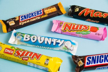 Ukrayna, Chernihiv, 26 Nisan 2023: Mavi arka planda Bounty, Mars, Snickers ve Nuts çikolataları.