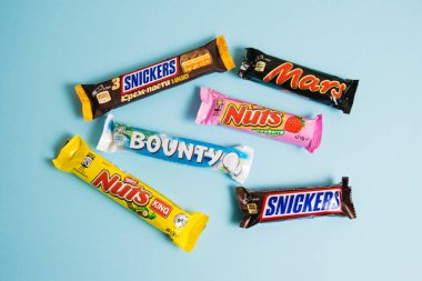 Ukrayna, Chernihiv, 26 Nisan 2023: Mavi arka planda Bounty, Mars, Snickers ve Nuts çikolataları.