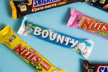 Ukrayna, Chernihiv, 26 Nisan 2023: Mavi arka planda Bounty, Mars, Snickers ve Nuts çikolataları.