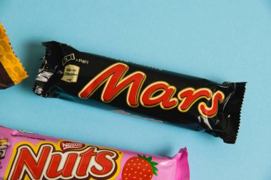 Ukrayna, Chernihiv, 26 Nisan 2023: Mavi arka planda Mars çikolatası..