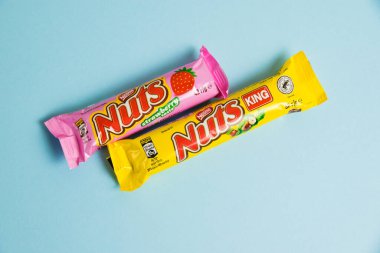 Ukrayna, Chernihiv, 26 Nisan 2023: Flatlay, mavi arka planda paketler halinde lezzetli çikolatalar.