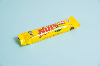 Ukrayna, Chernihiv, 26 Nisan 2023: Fındıklı ve fındıklı çikolatalar mavi arka planda..