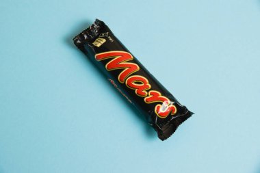 Ukrayna, Chernihiv, 26 Nisan 2023: Mavi arka planda bir paket içinde Mars çikolatası.