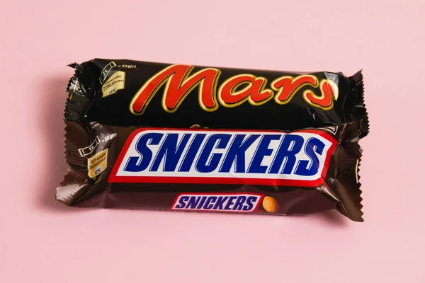 Ukraina Tjernihiv April 2023 Mars Och Snickers Chokladkakor Förpackningar Rosa — Stockfoto