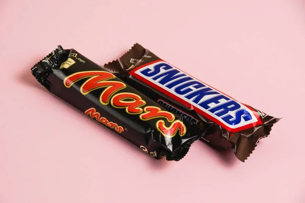 Ukraina Tjernihiv April 2023 Mars Och Snickers Chokladkakor Förpackningar Rosa — Stockfoto