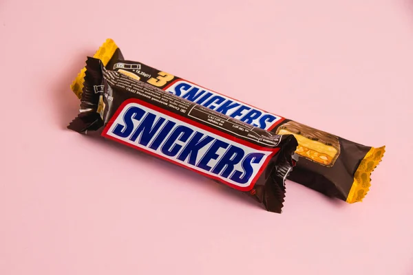 Ucrania Chernihiv Abril 2023 Snickers Chocolate Bars Packages Pink Background — Foto de Stock
