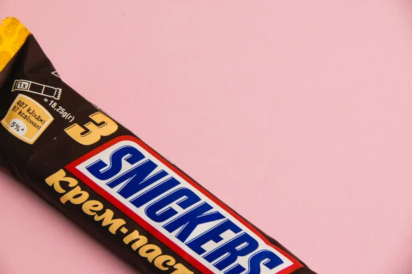 Ukraina Tjernihiv April 2023 Snickers Chokladkaka Med Saltad Karamell Rosa — Stockfoto