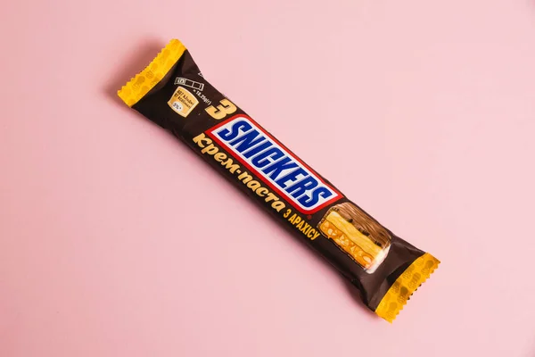 Ucrania Chernihiv Abril 2023 Snickers Barra Chocolate Con Caramelo Salado — Foto de Stock