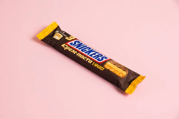 Ukraina Tjernihiv April 2023 Snickers Chokladkaka Med Saltad Karamell Rosa — Stockfoto