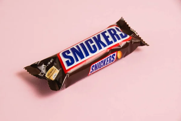 Ukraina Tjernihiv April 2023 Snickers Choklad Bar Rosa Bakgrund — Stockfoto