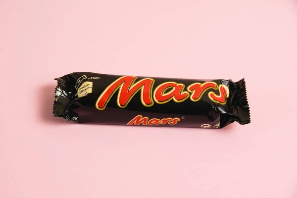 Ukraine Chernihiv Квітня 2023 Марсіанський Шоколадний Бар Рожевому Тлі — стокове фото