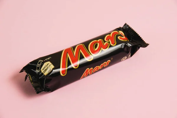 Украина Чернигов Апреля 2023 Года Шоколадная Плитка Марса Розовом Фоне — стоковое фото