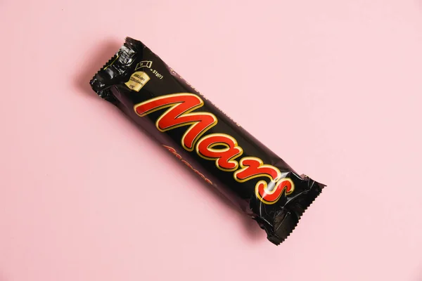 stock image Ukraine, Chernihiv, April 26, 2023: Mars chocolate bar on a pink background.