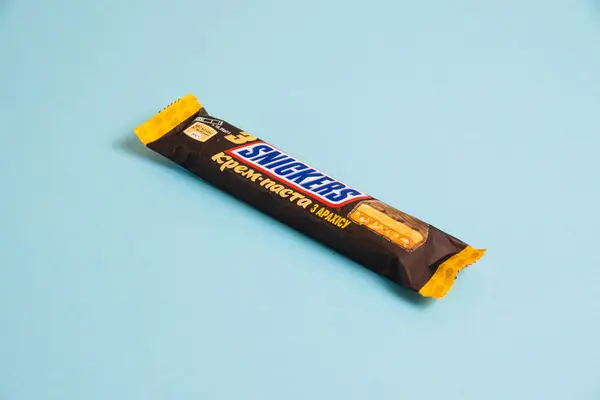 Ucrania Chernihiv Abril 2023 Deliciosa Barra Chocolate Snickers Con Caramelo — Foto de Stock