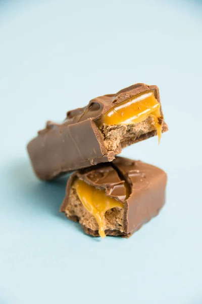 Trozos Apetitosos Una Barra Chocolate Con Macro Caramelo Sobre Fondo —  Fotos de Stock