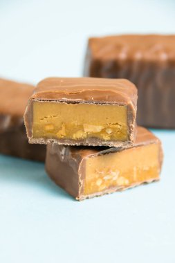 Tuzlu karamelli ve mavi kağıtlı lezzetli çikolatalar..