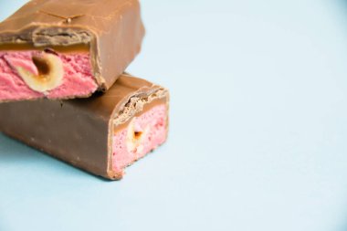 Fındıklı ve çilekli çikolata ve mavi arka plan..