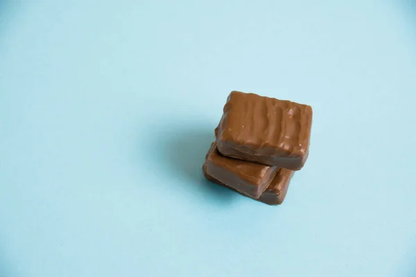 Deliciosos Caramelos Chocolate Sobre Fondo Papel Azul —  Fotos de Stock
