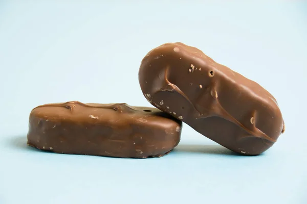 파란색 배경에 맛있는 초콜릿바 — 스톡 사진