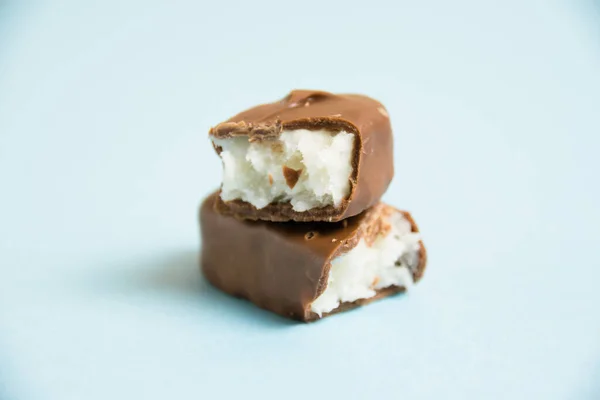 Deliciosas Barras Chocolate Com Flocos Coco Fundo Azul — Fotografia de Stock