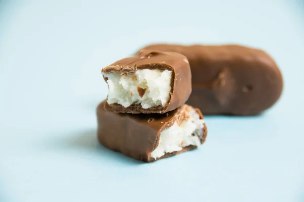 Deliciosas Barras Chocolate Com Flocos Coco Fundo Azul — Fotografia de Stock