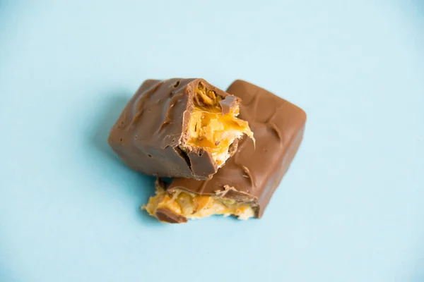 Deliciosas Barras Chocolate Con Turrón Cacahuetes Sobre Fondo Azul — Foto de Stock