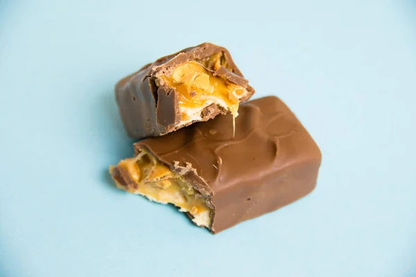 Deliciosas Barras Chocolate Com Nougat Amendoim Fundo Azul — Fotografia de Stock