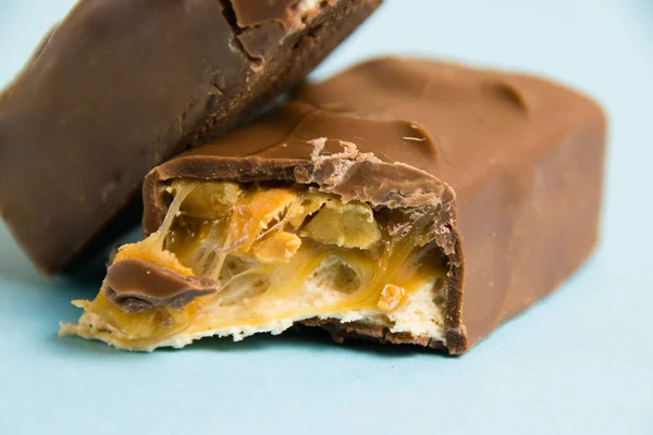 Deliciosas Barras Chocolate Com Nougat Amendoim Fundo Azul — Fotografia de Stock