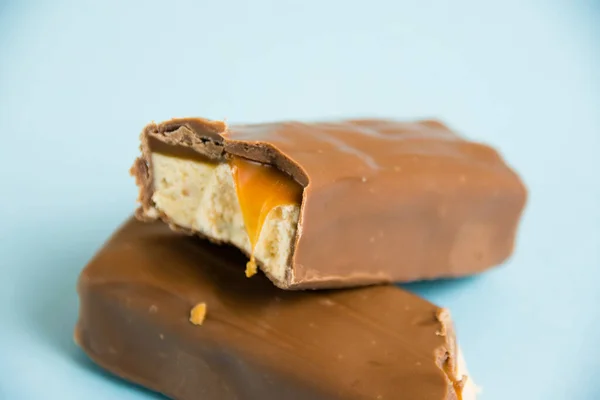 Chutná Čokoládová Tyčinka Bílým Nugátem Karamelem Modrém Pozadí — Stock fotografie