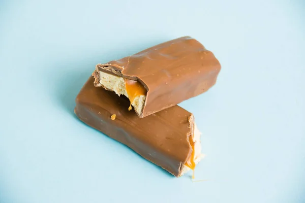 Barra Chocolate Saborosa Com Nougat Branco Caramelo Fundo Azul — Fotografia de Stock
