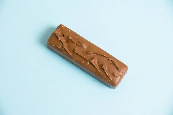 Flatlay Una Deliciosa Barra Chocolate Sobre Fondo Azul —  Fotos de Stock
