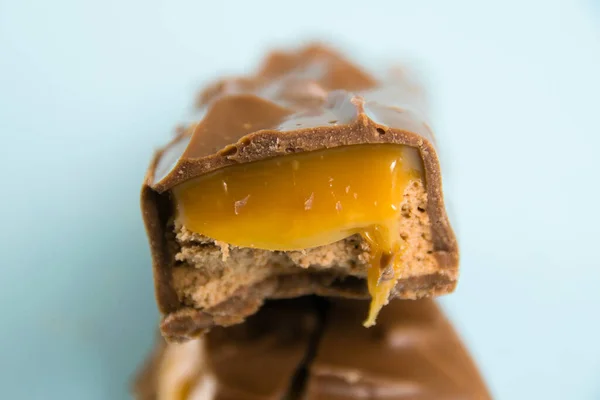 Trozos Apetitosos Una Barra Chocolate Con Macro Caramelo Sobre Fondo — Foto de Stock