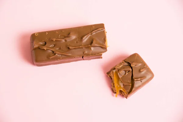 Flatlay Apetitosos Trozos Barra Chocolate Con Primer Plano Caramelo Sobre —  Fotos de Stock