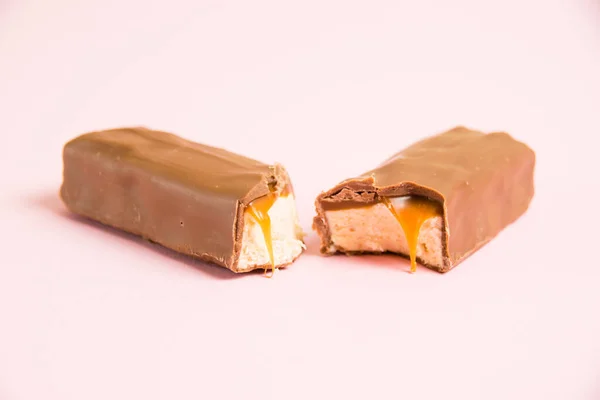 Pedazos Apetitosa Barra Chocolate Con Caramelo Turrón Macro Sobre Fondo —  Fotos de Stock