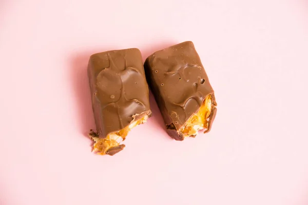 Trozos Deliciosa Barra Chocolate Con Turrón Caramelo Cacahuetes Sobre Fondo — Foto de Stock